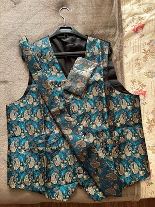 Chaleco traje con corbata y pañuelo