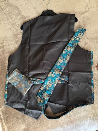 Chaleco traje con corbata y pañuelo