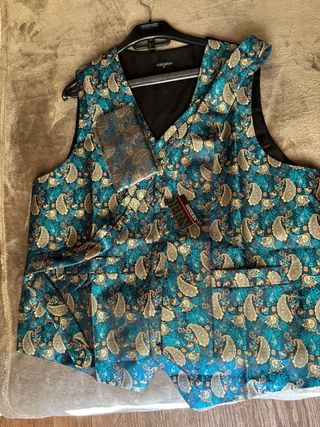 Chaleco traje con corbata y pañuelo
