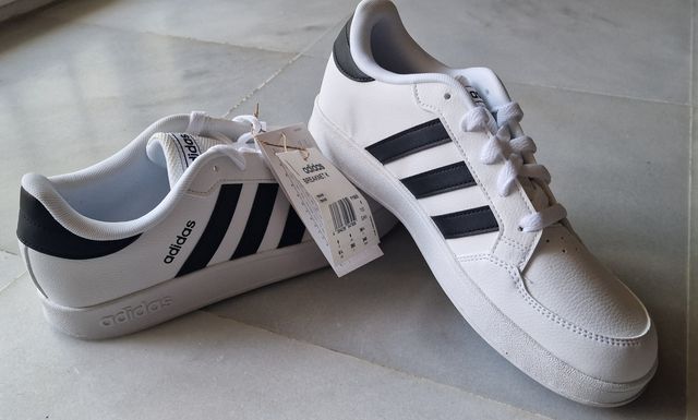 Nuove scarpe da ginnastica adidas