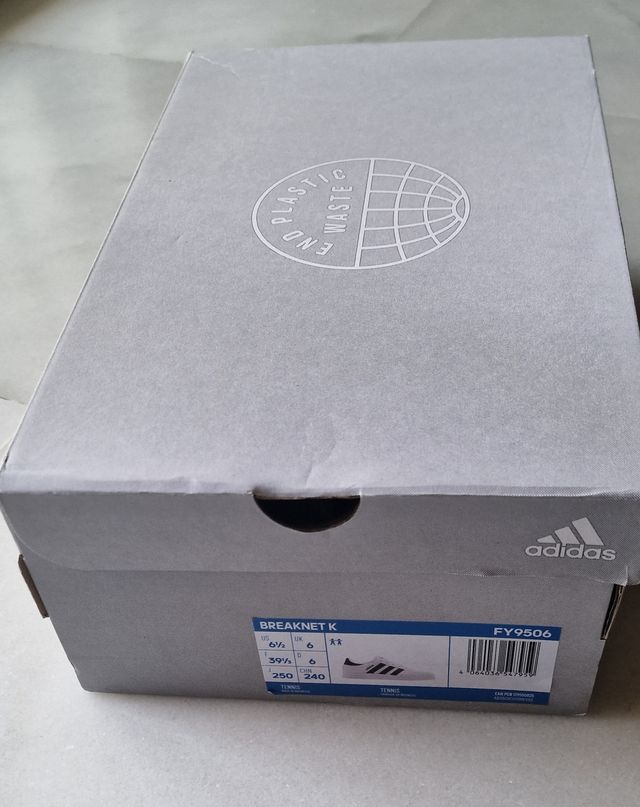 Nuove scarpe da ginnastica adidas