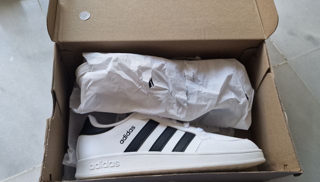 Nuove scarpe da ginnastica adidas