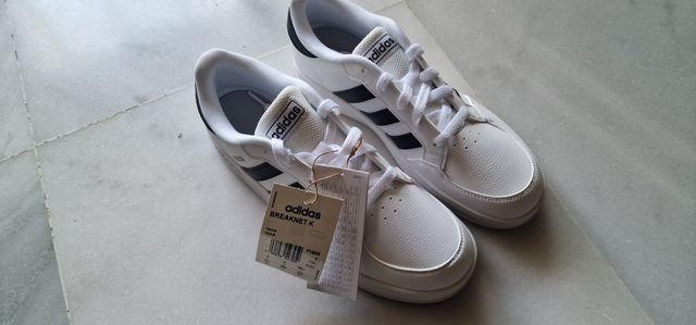 Nuove scarpe da ginnastica adidas