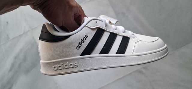 Nuove scarpe da ginnastica adidas