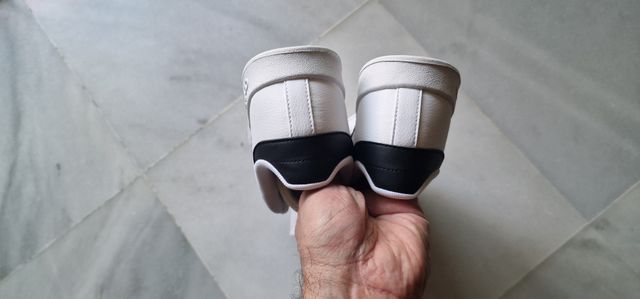 Nuove scarpe da ginnastica adidas