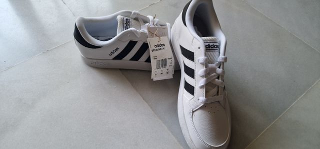 Nuove scarpe da ginnastica adidas