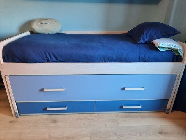 Letto e mensola per ragazzi