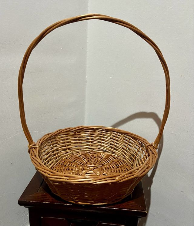 Cesta de mimbre con asa