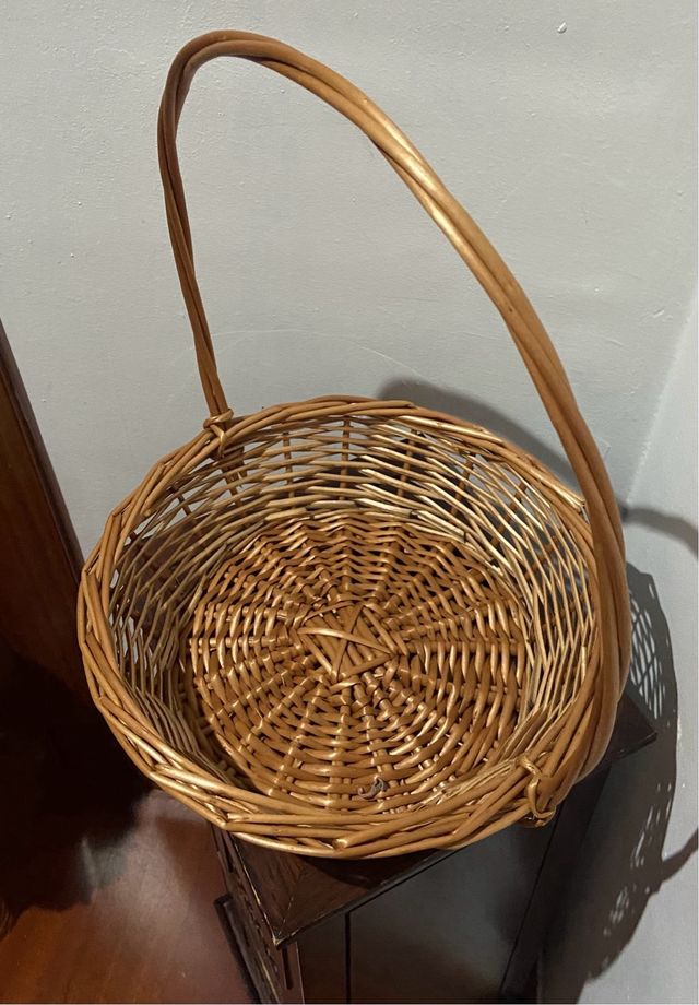 Cesta de mimbre con asa