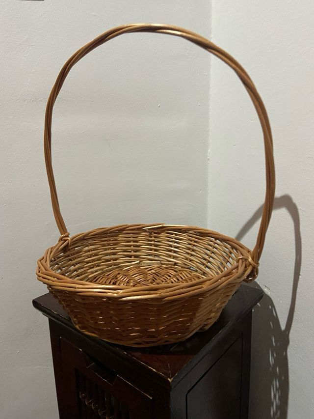 Cesta de mimbre con asa