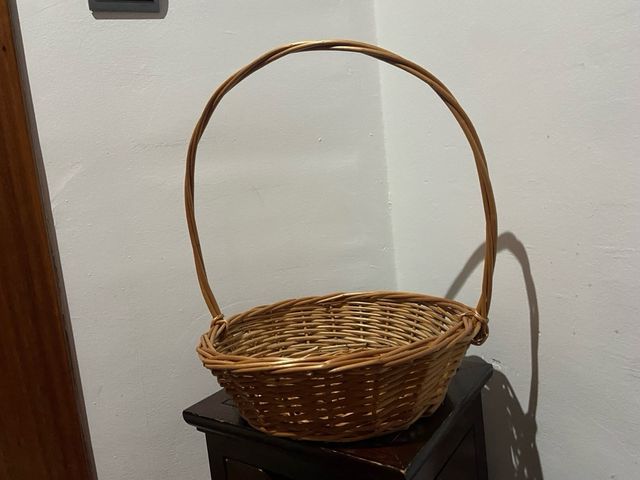 Cesta de mimbre con asa