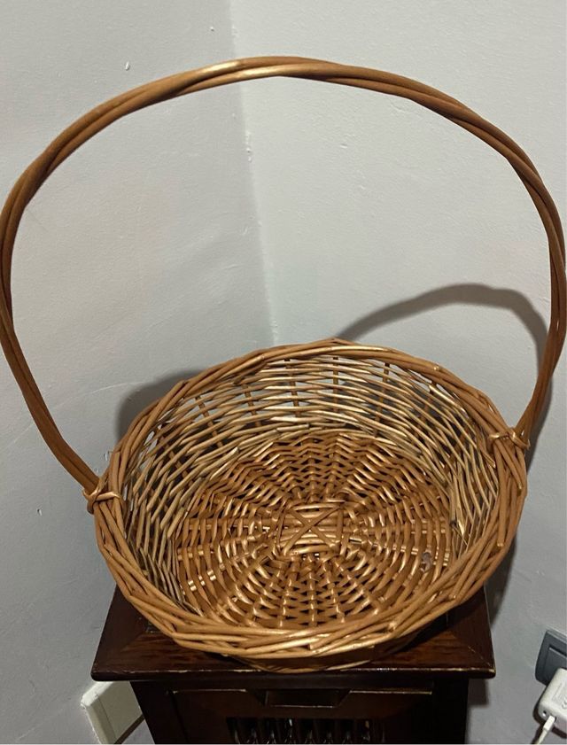 Cesta de mimbre con asa