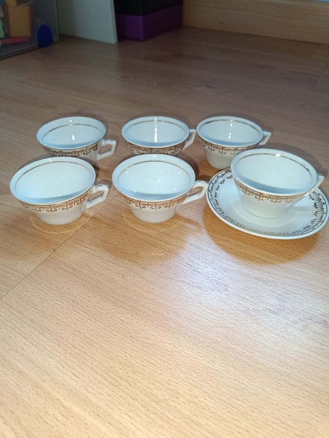 Tazas de café con plato