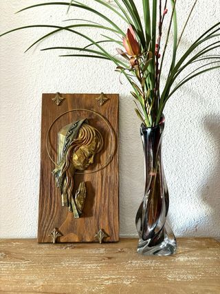 VIRGEN DE METAL SOBRE MADERA