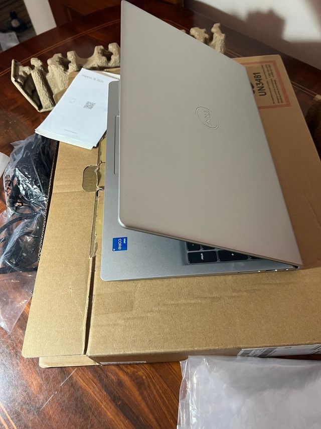 Portatil Dell Inspirn 15 3520 256GB FHD Nuevo