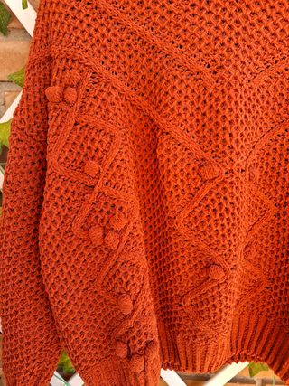 Jersey con borlitas. Color marron/Teja