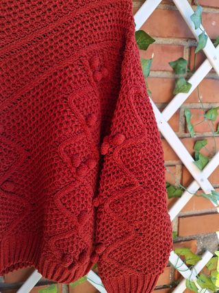 Jersey con borlitas. Color marron/Teja