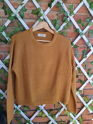 Jersey básico marrón. Pull&Bear