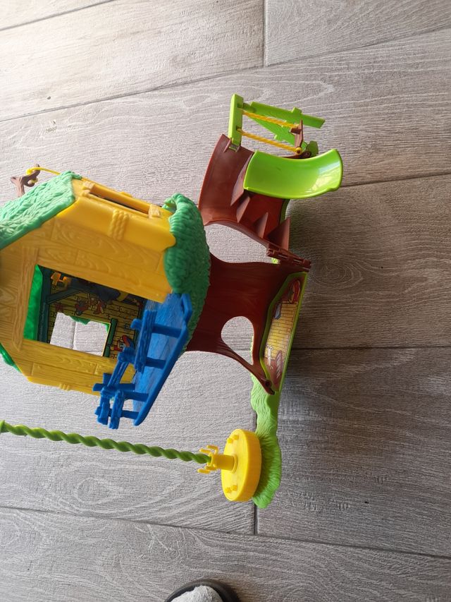 Casa de árbol de caillou juguete