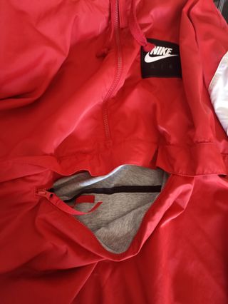 Chaqueta Nike impermeable con capucha.