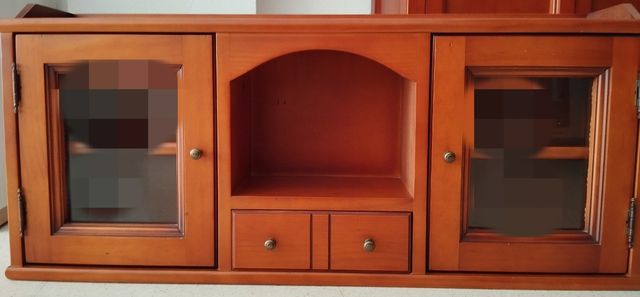 Mueble altillo expositor color nogal. De madera.