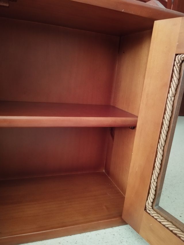 Mueble altillo expositor color nogal. De madera.