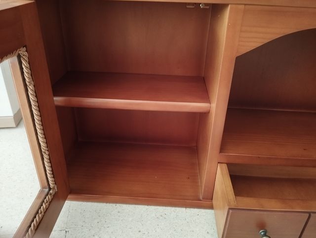 Mueble altillo expositor color nogal. De madera.