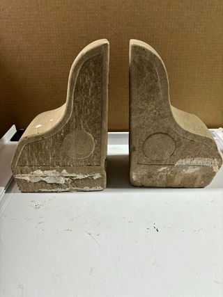 Coppia di capitelli in pietra