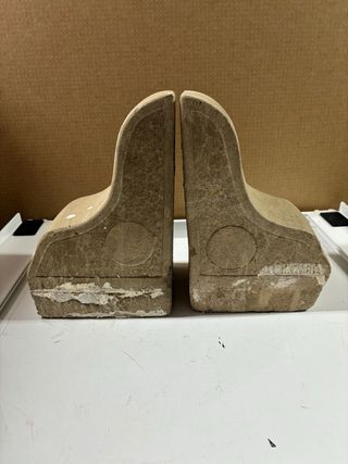 Coppia di capitelli in pietra