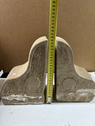 Coppia di capitelli in pietra