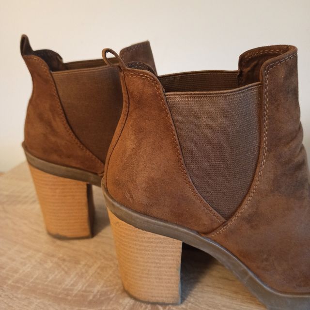 Botines ante marrones talla 38 Bershka