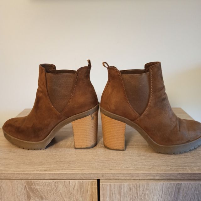 Botines ante marrones talla 38 Bershka