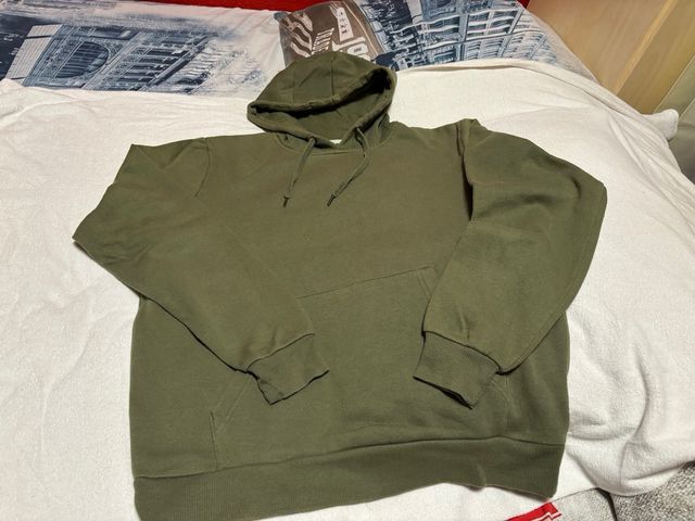 Sudadera con capucha color verde 5 euros