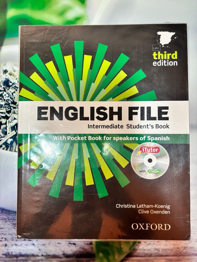 Libro ENGLISH FILE INTERMEDIATE de Oxford