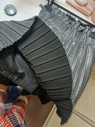 Falda mini plisada plateada de Zara