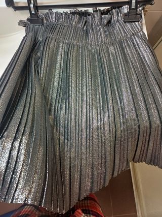 Falda mini plisada plateada de Zara