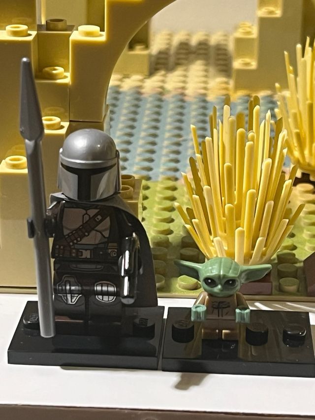 Minifiguras del Mandaloriano y Grogu lego original