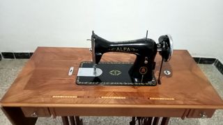 Maquina de coser y bordar antigua Alfa