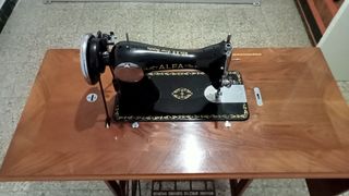 Maquina de coser y bordar antigua Alfa