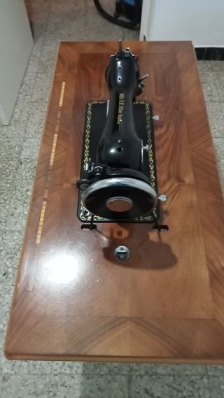 Maquina de coser y bordar antigua Alfa
