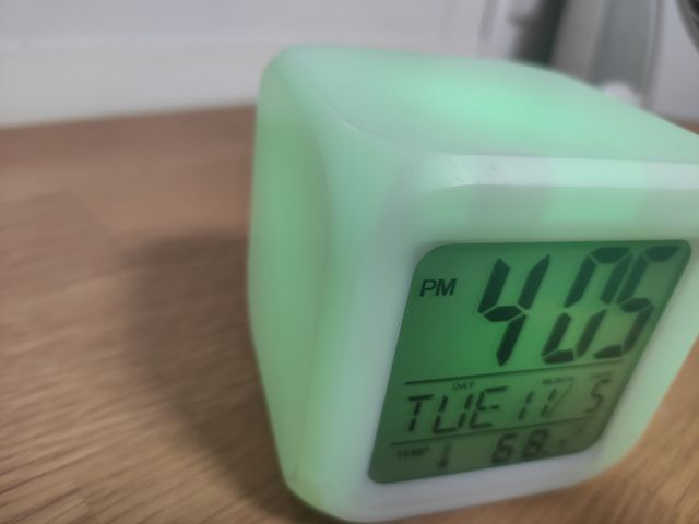 Reloj digital con luz de colores