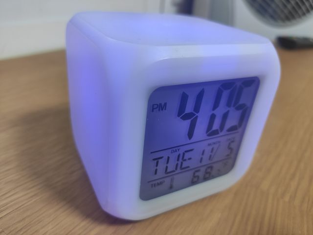 Reloj digital con luz de colores