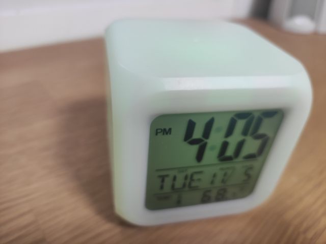 Reloj digital con luz de colores