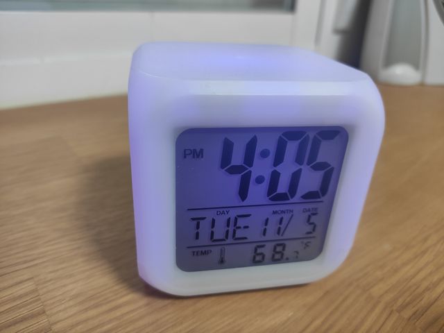 Reloj digital con luz de colores