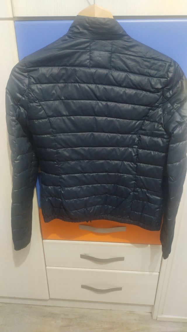 Cazadora azul plumas