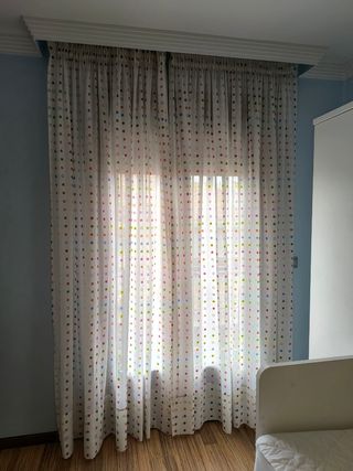  2 Visillos blancos con lunares de colores