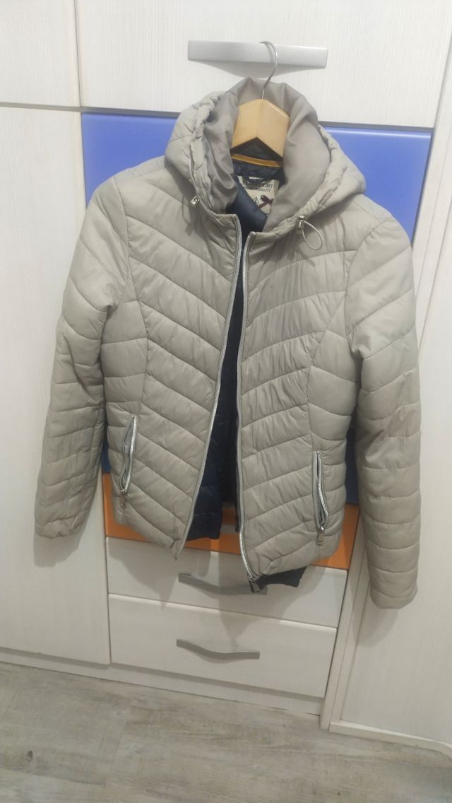 Cazadora gris plumas