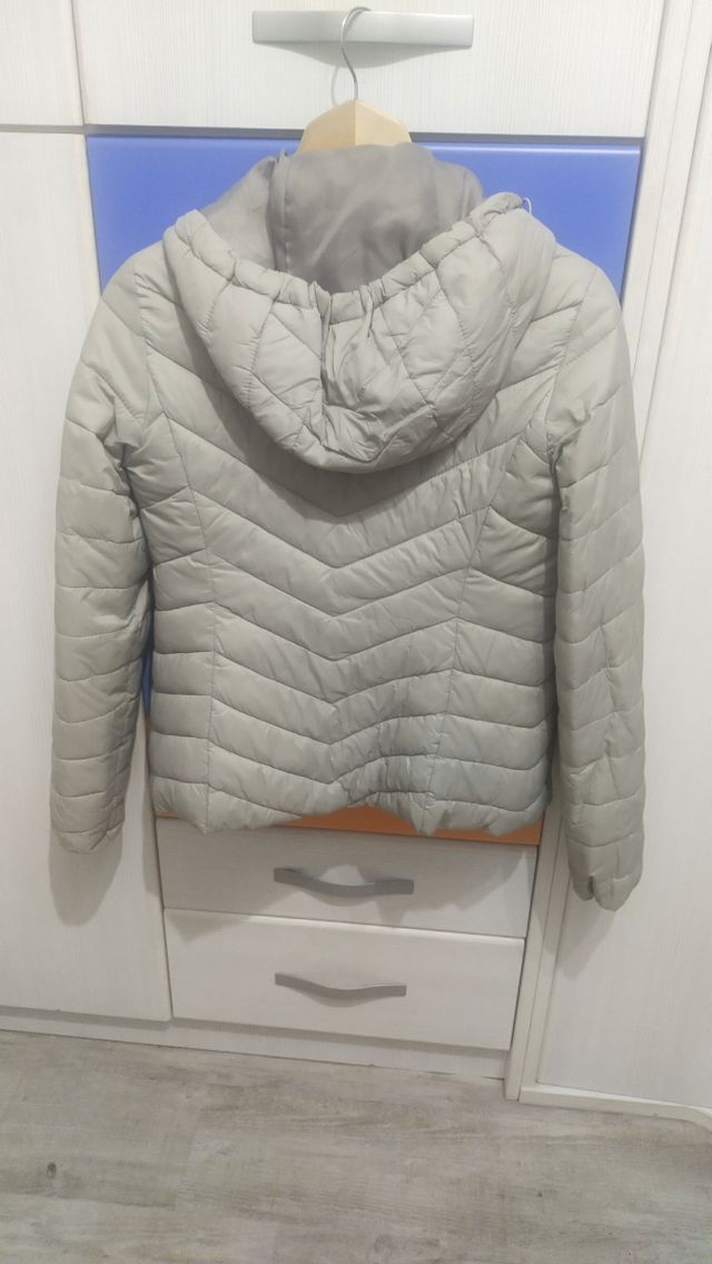 Cazadora gris plumas