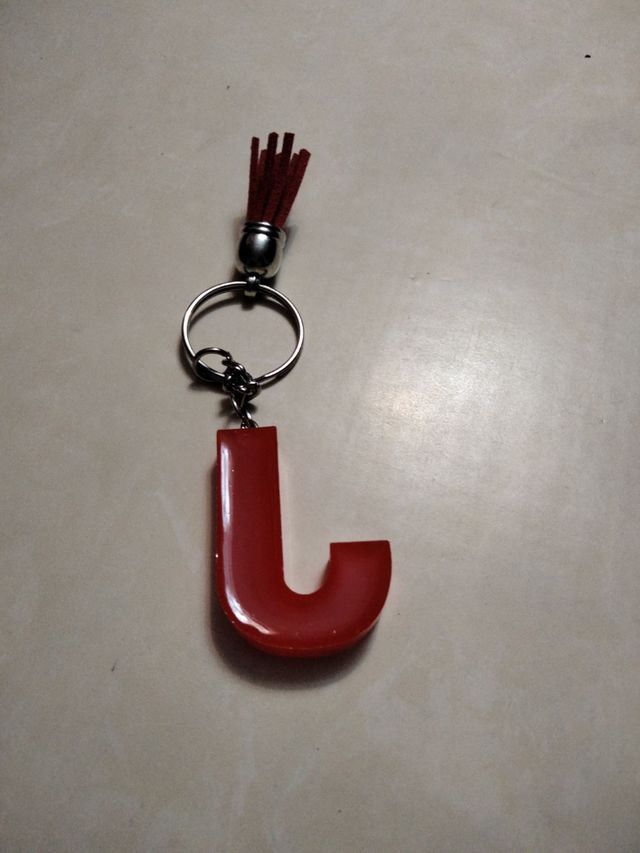 CHAVEIRO DE LETRAS. J VERMELHO