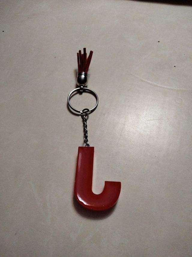 CHAVEIRO DE LETRAS. J VERMELHO